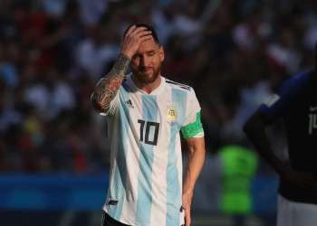 Messi volta a criticar gramado: 'Você conduz e a bola parece um coelho'